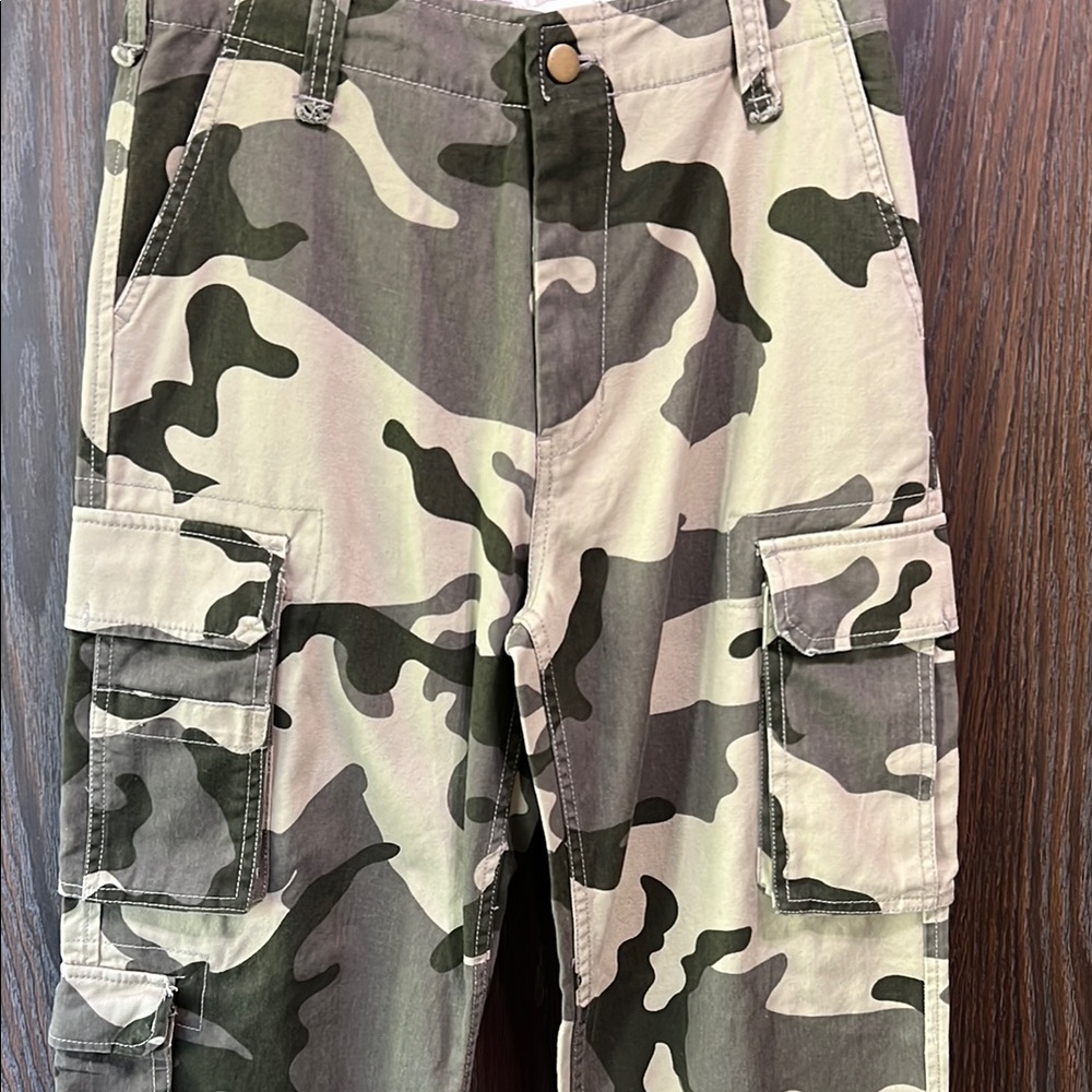 Bailey’s Point Camouflage Cargo Girl’s Pants, Excellent Condition, size 14